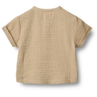 Het Wheat svend baby shirt in de kleur soft sand is een super leuk shirtje voor jouw kleintje. Het shirtje is gemaakt van heerlijk zacht biologisch katoen en draagt daardoor erg comfortabel. VanZus.
