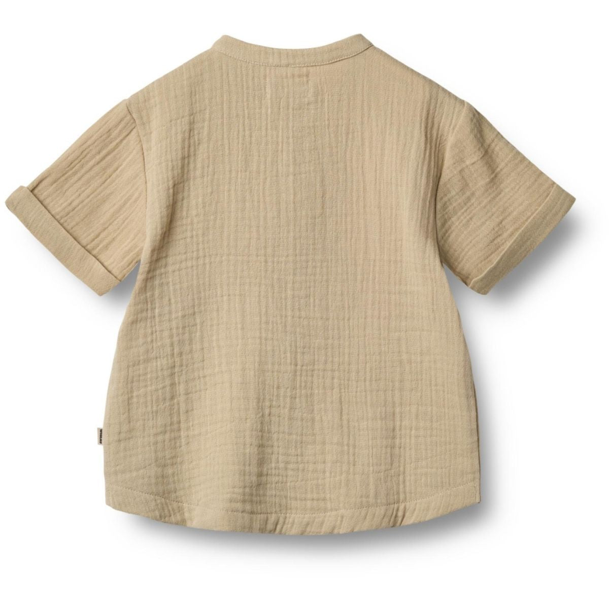 Svend shirt van het merk Wheat in de kleur soft sand: korte mouwen, knoopjes, loose fit, zandkleur en gemaakt van zacht en duurzaam materiaal. Combineer met bijpassende short voor een complete look. VanZus