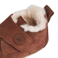 Houd de voetjes van je kleintje warm met deze heerlijke warme en knusse pantoffels met klittenbandsluiting en wollen voering. De Wheat taj sloffen in de kleur cognac zijn zacht, warm en cosy. De pantoffels zijn flexibel, waardoor ook de kleinsten er goed mee kunnen bewegen. VanZus