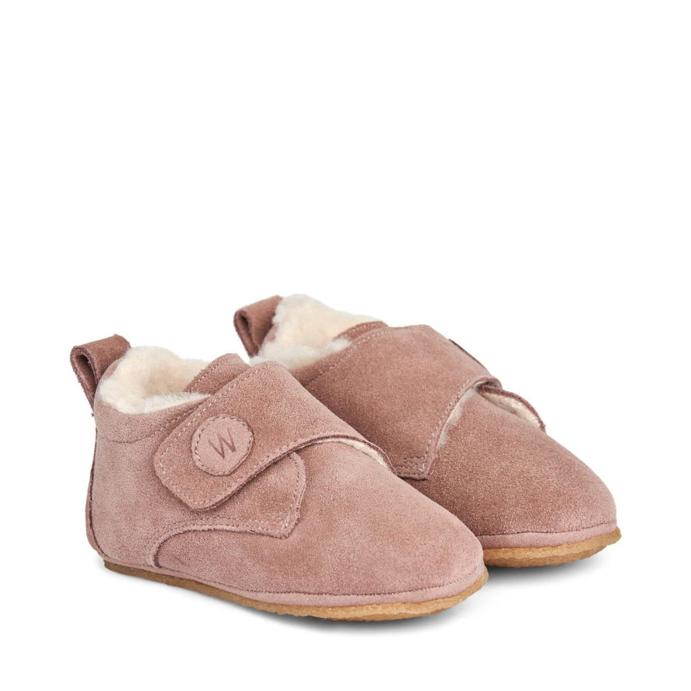 Houd de voetjes van je kleintje warm met deze heerlijke warme en knusse pantoffels met klittenbandsluiting en wollen voering. De Wheat taj sloffen in de kleur dusty rouge zijn zacht, warm en cosy. De pantoffels zijn flexibel, waardoor ook de kleinsten er goed mee kunnen bewegen. VanZus