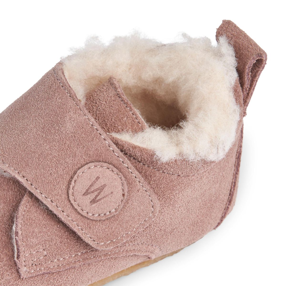 Houd de voetjes van je kleintje warm met deze heerlijke warme en knusse pantoffels met klittenbandsluiting en wollen voering. De Wheat taj sloffen in de kleur dusty rouge zijn zacht, warm en cosy. De pantoffels zijn flexibel, waardoor ook de kleinsten er goed mee kunnen bewegen. VanZus