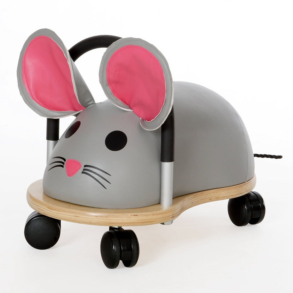 Deze onwijs mooie loopwagen van Wheelybug heeft het uiterlijk van een muis. De loopwagen is compact en heeft 4 zwenkwielen. Door het materiaal van de wielen van deze loopwagen van Wheelybug is deze geschikt voor gebruik binnenshuis en laten de wielen geen strepen op de vloer achter. VanZus