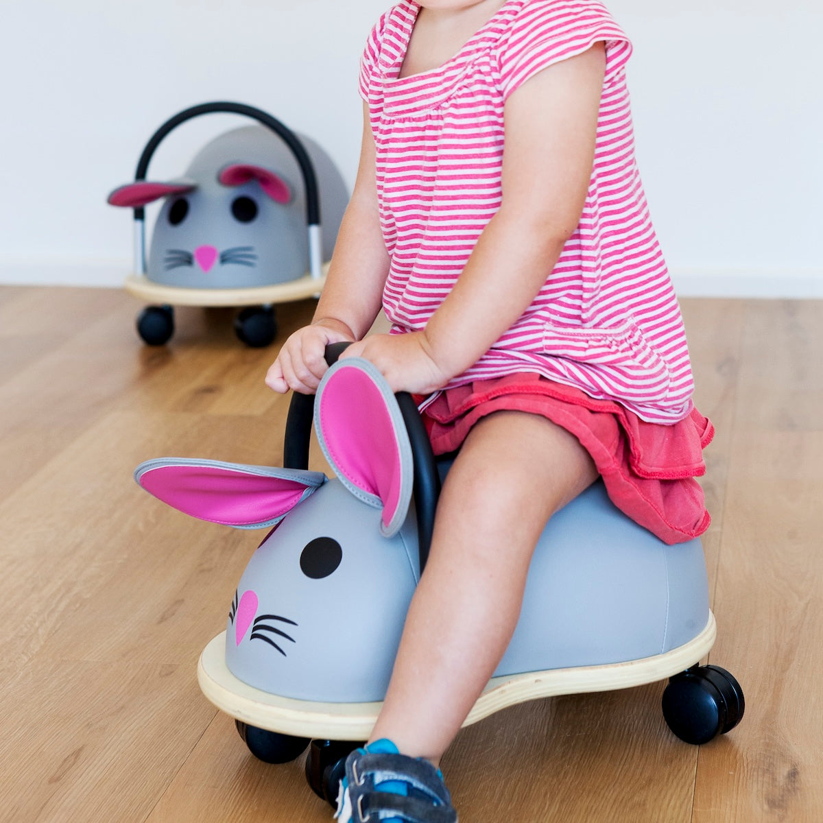 Deze onwijs mooie loopwagen van Wheelybug heeft het uiterlijk van een muis. De loopwagen is compact en heeft 4 zwenkwielen. Door het materiaal van de wielen van deze loopwagen van Wheelybug is deze geschikt voor gebruik binnenshuis en laten de wielen geen strepen op de vloer achter. VanZus