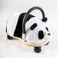 Deze onwijs mooie en zachte loopwagen van Wheelybug heeft het uiterlijk van een panda. Zacht pluche. De loopwagen is compact en heeft 4 zwenkwielen. Door het materiaal van de wielen van deze loopwagen van Wheelybug is deze juist geschikt voor gebruik binnen en laten de wielen geen strepen op de vloer achter. VanZus