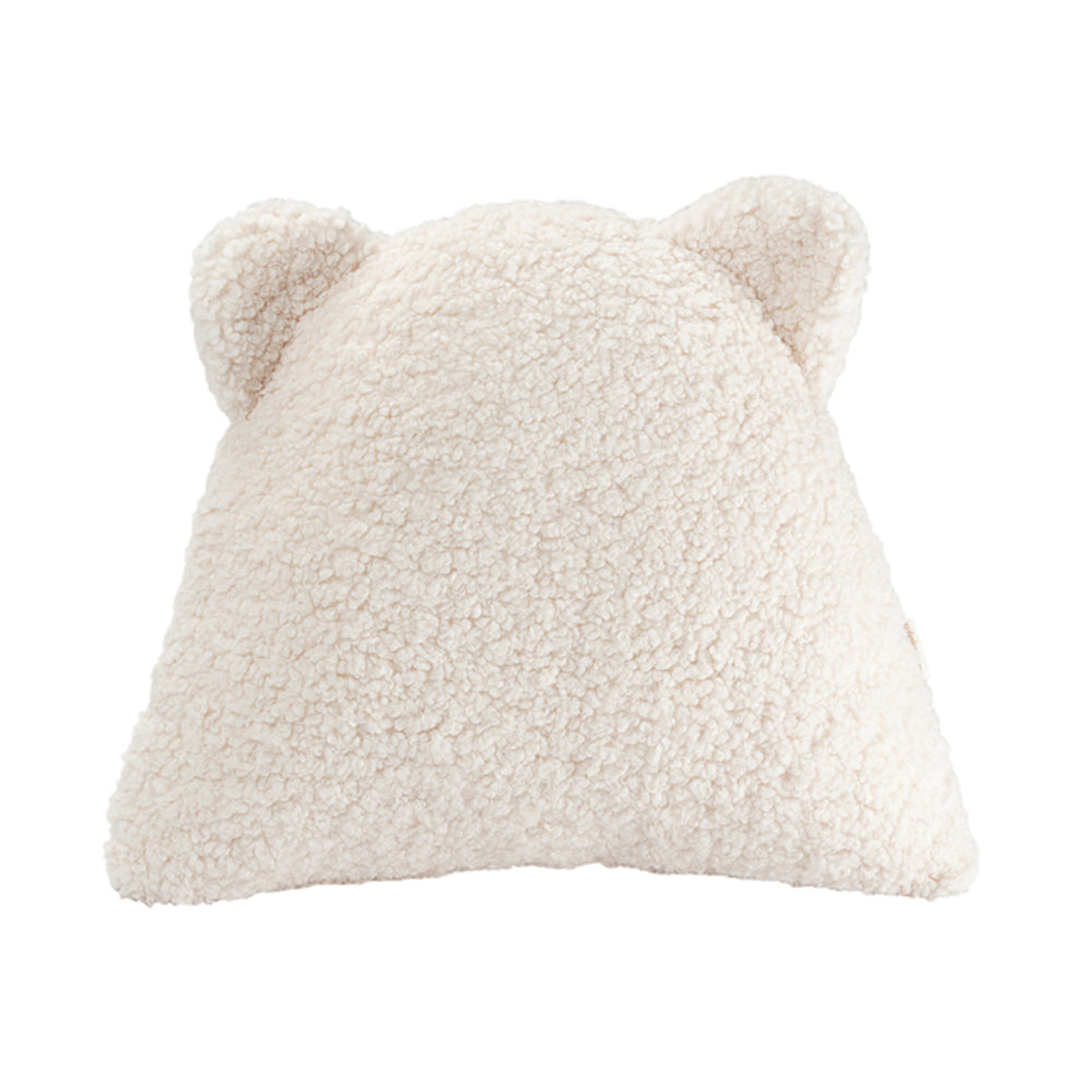 Het Wigiwama bear kussen cream white is het perfecte accessoire voor op de kamer van je kindje. Dit kussen is niet alleen heerlijk zacht maar ziet er ook super leuk uit met de twee beren oortjes. VanZus.
