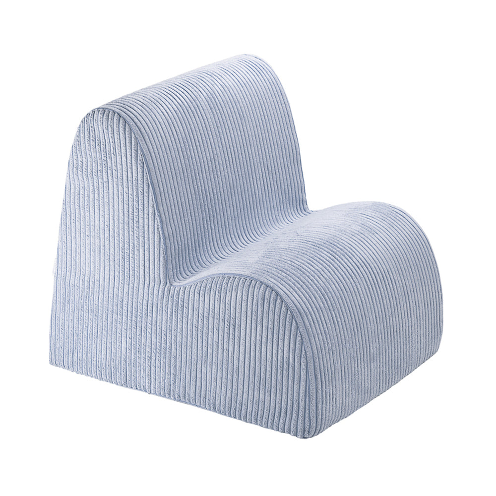 Ooh, de Wigiwama cloud stoel blueberry blue is toch een geweldige relax stoel voor jouw kindje?! Deze stoel lijkt op een pluizige wolk en is dus super uitnodigend voor kinderen om op te gaan zitten. VanZus.