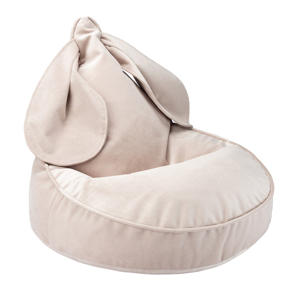 De Wigiwama beanbag bunny dusty beige is de perfecte plek voor jouw kindje om even lekker te relaxen. Deze zitzak zit heerlijk zacht en ziet er ook super schattig uit want hij heeft 2 grote konijnen oren. VanZus.