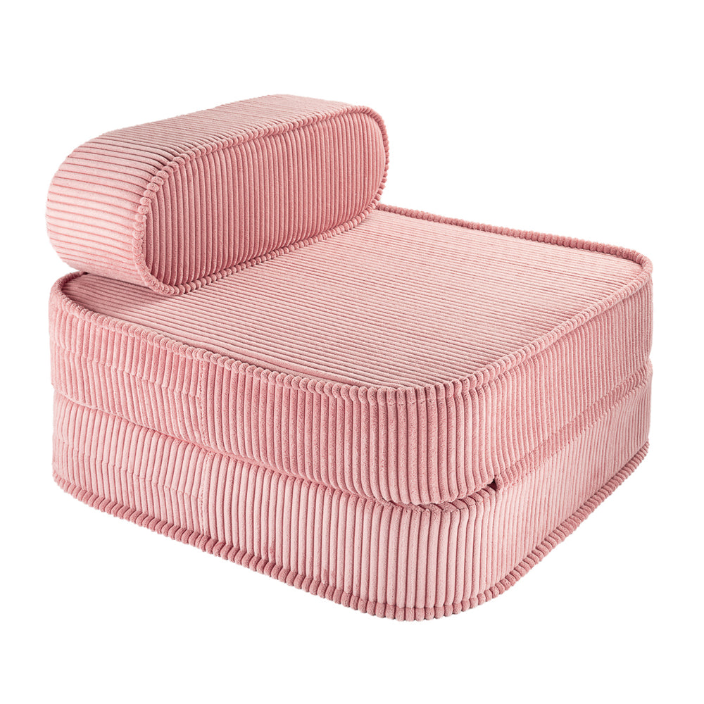 De Wigiwama flip stoel pink mousse is niet alleen mooi en comfortabel, maar ook nog eens heel handig! Deze leuke stoel kun je namelijk uitvouwen tot een matrasje. Handig voor een gezellige logeerpartij. VanZus.