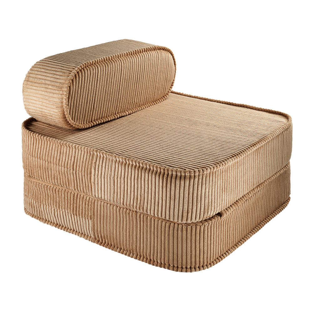 De Wigiwama flip stoel toffee is niet alleen mooi en comfortabel, maar ook nog eens heel handig! Deze leuke stoel kun je namelijk uitvouwen tot een matrasje. Handig voor een gezellige logeerpartij. VanZus.