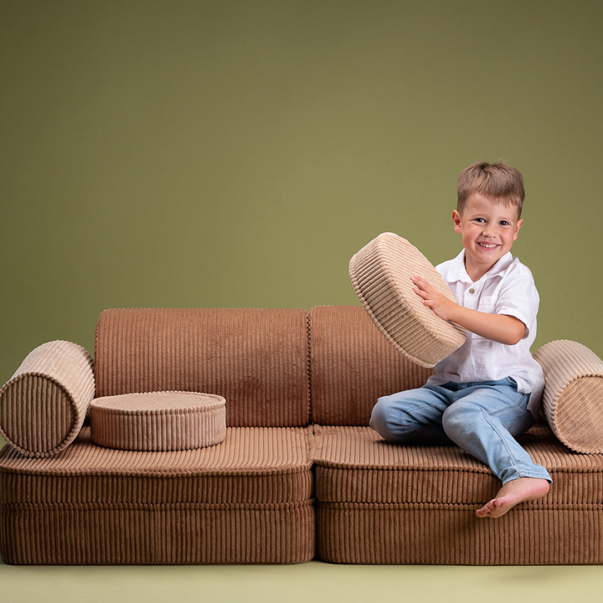 De Wigiwama settee bank toffee is de perfecte toevoeging aan een speelkamer of slaapkamer voor je kindje. Deze dynamische bank bestaat uit losse onderdelen dus je kunt er van alles mee doen. VanZus.