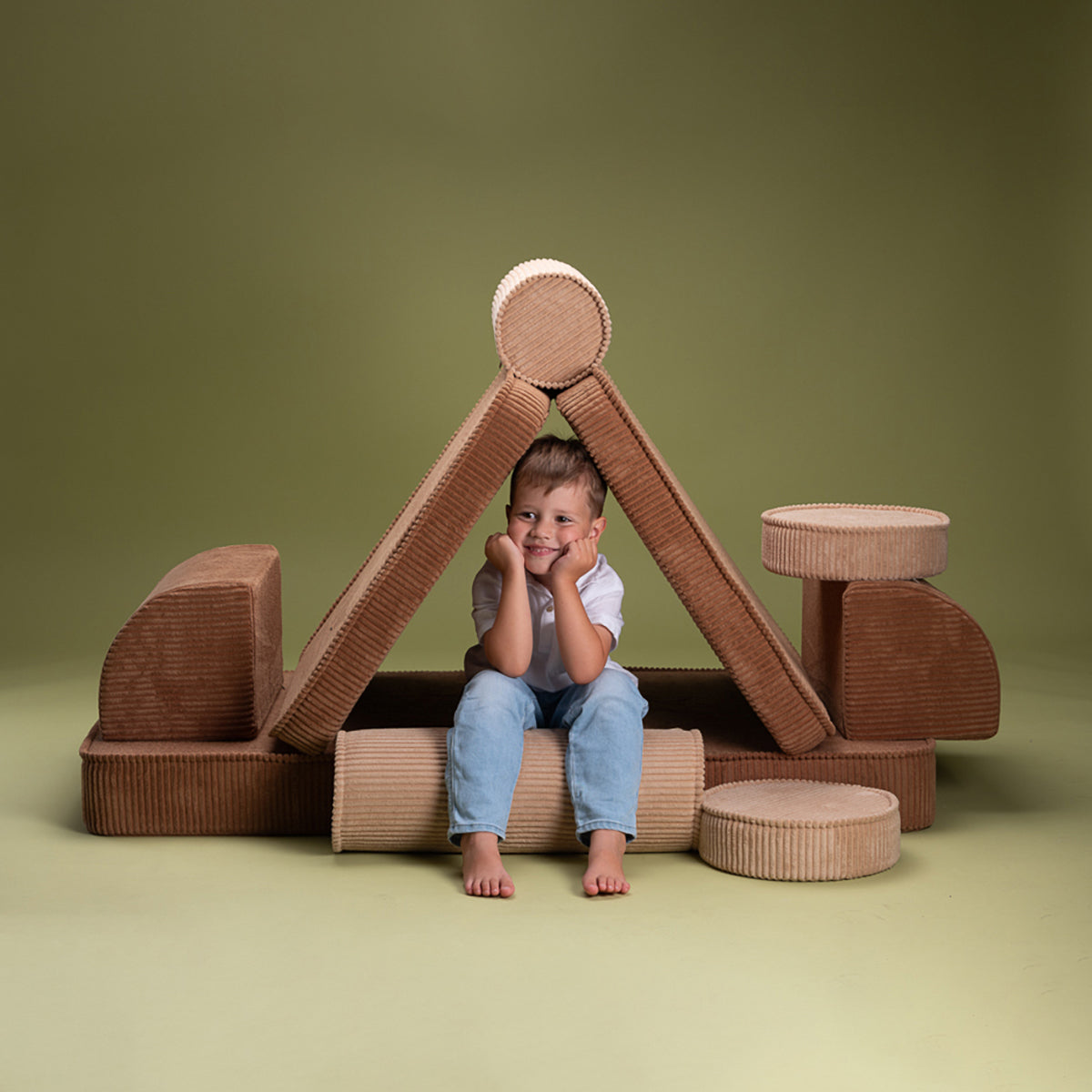 De Wigiwama settee bank toffee is de perfecte toevoeging aan een speelkamer of slaapkamer voor je kindje. Deze dynamische bank bestaat uit losse onderdelen dus je kunt er van alles mee doen. VanZus.