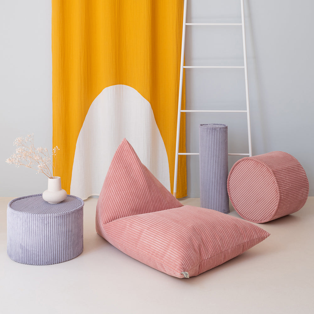 De Wigiwama big lounger pink mousse is de perfecte combinatie van comfort en spelen. Deze zitzak is perfect voor in de slaapkamer of woonkamer. Lekker hangen op de zitzak, boekje erbij en chillen maar! VanZus.