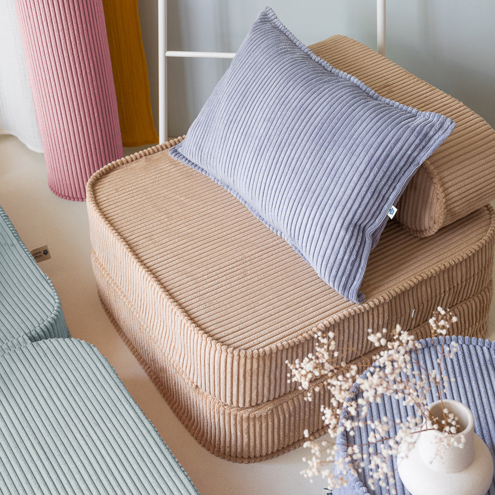 Het Wigiwama bolster kussen blueberry blue is de perfecte toevoeging aan elke slaapkamer of misschien zelfs de woonkamer. Het kussen is heerlijk zacht en is gemaakt van een mooie corduroy rib stof. Dit geeft het kussen een luxe uitstraling. VanZus