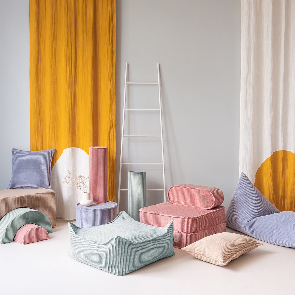 Het Wigiwama roll kussen pink mousse is een hele fijne toevoeging aan de slaapkamer van je kindje. Het kussen voegt dankzij de leuke vorm net dat beetje extra toe aan een leuke stoel of het bed. Zo heeft je kleintje een heerlijk plekje om even te zitten. VanZus