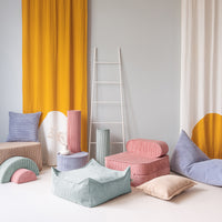 Het Wigiwama roll kussen pink mousse is een hele fijne toevoeging aan de slaapkamer van je kindje. Het kussen voegt dankzij de leuke vorm net dat beetje extra toe aan een leuke stoel of het bed. Zo heeft je kleintje een heerlijk plekje om even te zitten. VanZus