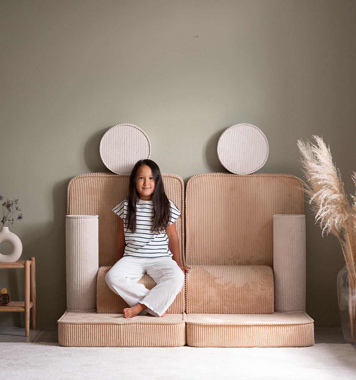 De Wigiwama settee bank brown sugar is de perfecte toevoeging aan een speelkamer of slaapkamer voor je kindje. Deze dynamische bank bestaat uit losse onderdelen dus je kunt er van alles mee doen. VanZus.