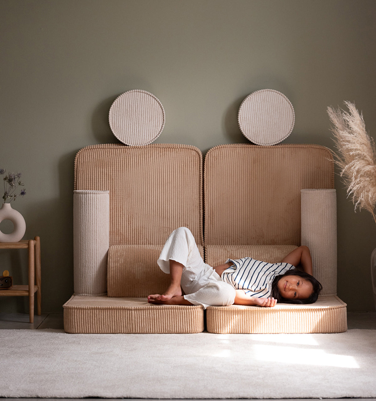 De Wigiwama settee bank brown sugar is de perfecte toevoeging aan een speelkamer of slaapkamer voor je kindje. Deze dynamische bank bestaat uit losse onderdelen dus je kunt er van alles mee doen. VanZus.