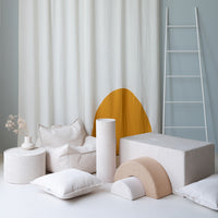 Het Wigiwama roll kussen marshmallow is een hele fijne toevoeging aan de slaapkamer van je kindje. Het kussen voegt dankzij de leuke vorm net dat beetje extra toe aan een leuke stoel of het bed. Zo heeft je kleintje een heerlijk plekje om even te zitten. VanZus