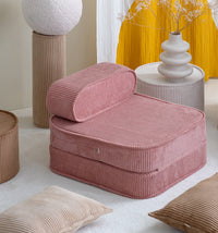 De Wigiwama flip stoel pink mousse is niet alleen mooi en comfortabel, maar ook nog eens heel handig! Deze leuke stoel kun je namelijk uitvouwen tot een matrasje. Handig voor een gezellige logeerpartij. VanZus.