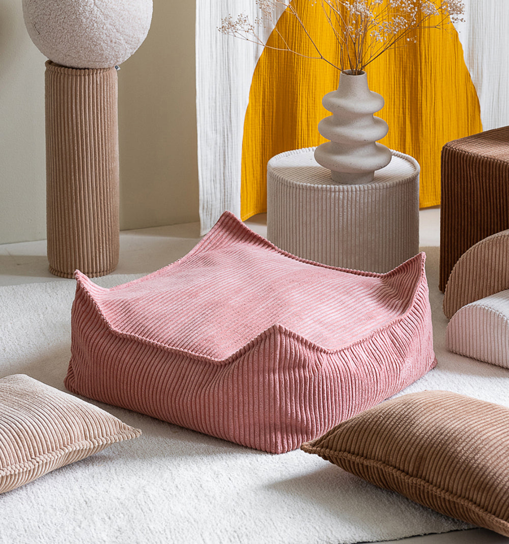 De Wigiwama ottoman poef vierkant pink mousse is een heerlijke poef voor in de woonkamer of de slaapkamer van je kindje. Je kindje kan hier lekker op ploffen met een boekje, voor de tv of wanneer er visite is. VanZus.