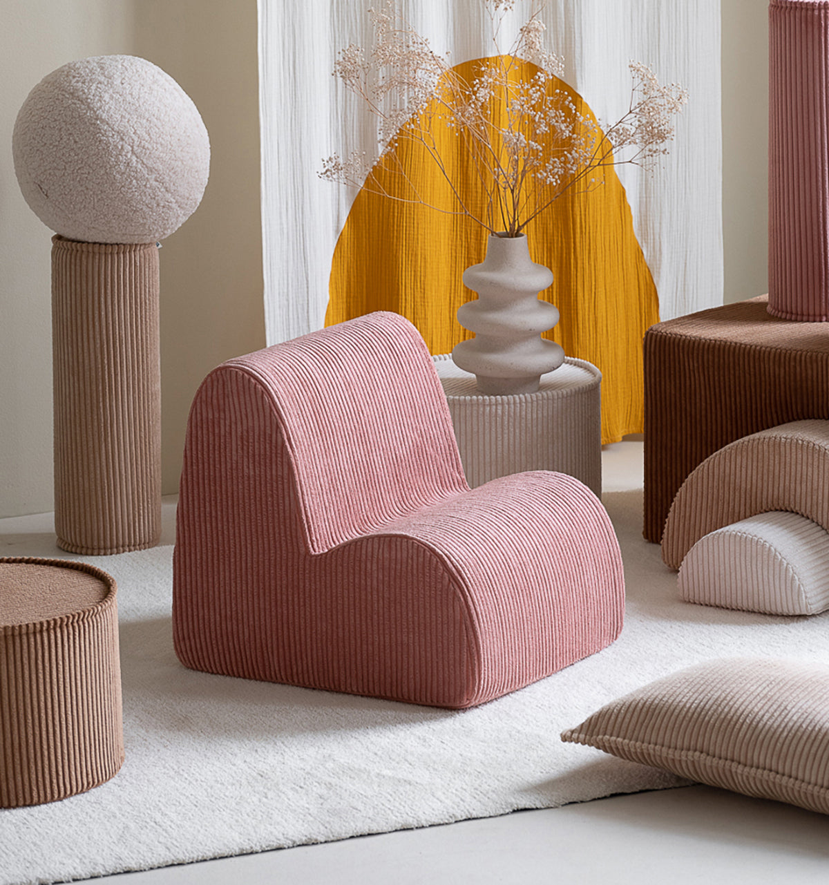 Ooh, de Wigiwama cloud stoel pink mousse is toch een geweldige relax stoel voor jouw kindje?! Deze stoel lijkt op een pluizige wolk en is dus super uitnodigend voor kinderen om op te gaan zitten. VanZus.