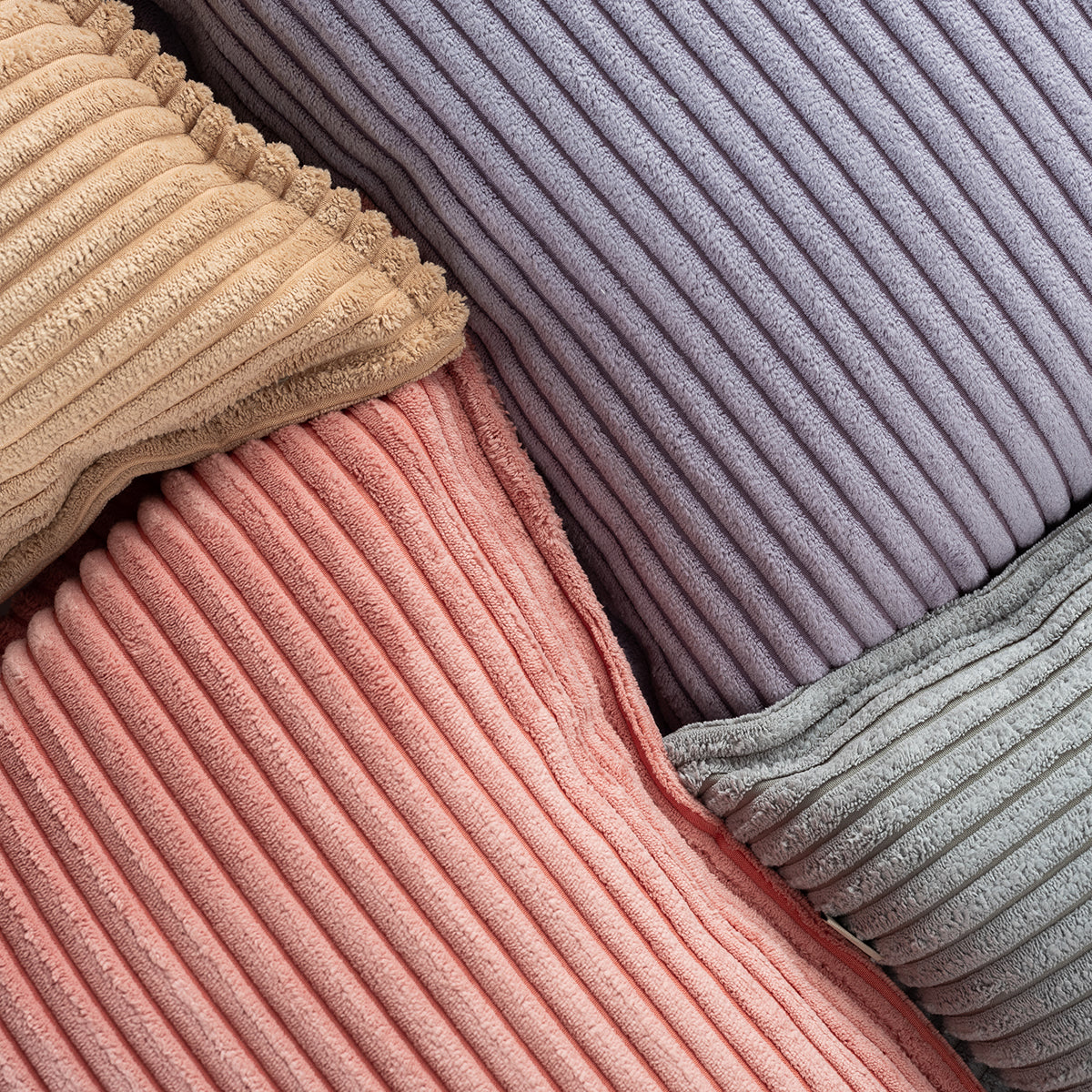 Het Wigiwama block kussen pink mousse is de perfecte toevoeging aan elke slaapkamer of misschien zelfs de woonkamer. Het kussen is heerlijk zacht en is gemaakt van een mooie corduroy rib stof. Dit geeft het kussen een luxe uitstraling. VanZus