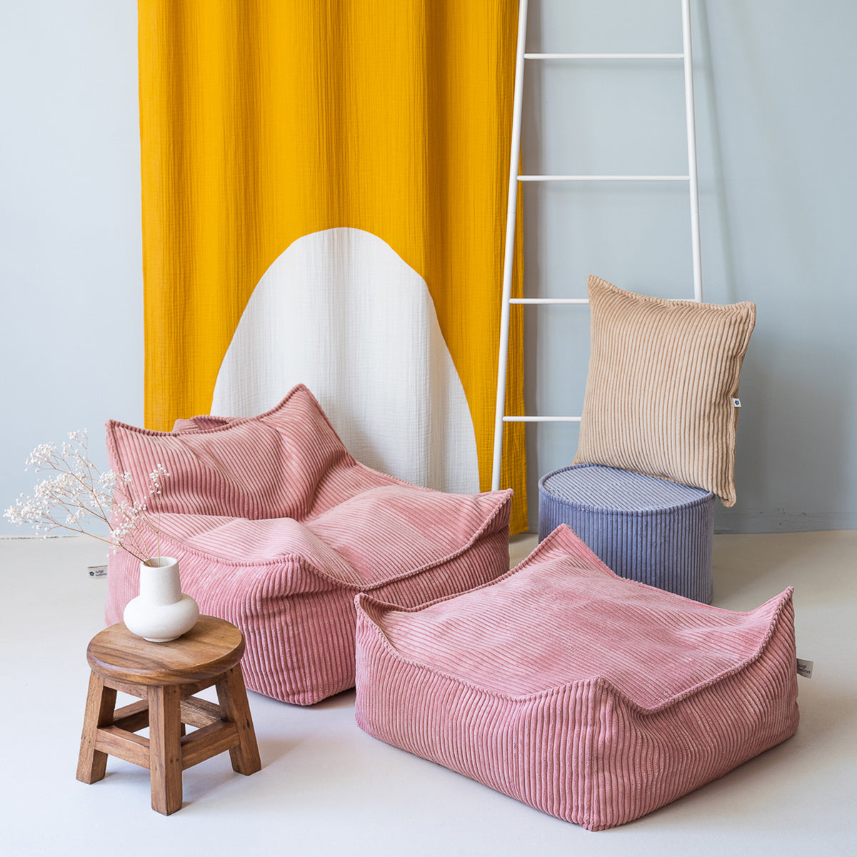 De Wigiwama ottoman poef vierkant pink mousse is een heerlijke poef voor in de woonkamer of de slaapkamer van je kindje. Je kindje kan hier lekker op ploffen met een boekje, voor de tv of wanneer er visite is. VanZus.