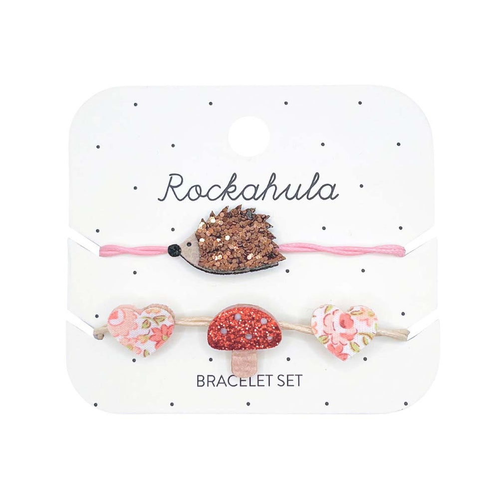 De armbandjes set hattie hedgehog van Rockahula zijn echt armcandy! 2 hippe armbandjes in verschillende kleuren en versieringen van hartjes, een paddenstoel en een egel, verstelbaar in maat. Geschikt vanaf 3 jaar. VanZus