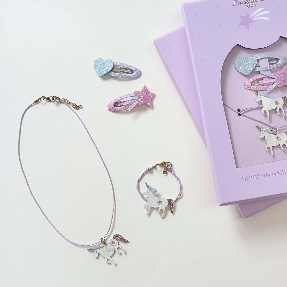Voor echte unicorn lovers: Rockahula’s unicorn haar en sieraden set! De set bestaat uit een armband, ketting en twee haarspeldjes. Versierd met glitter unicorns, hartje en een ster. VanZus