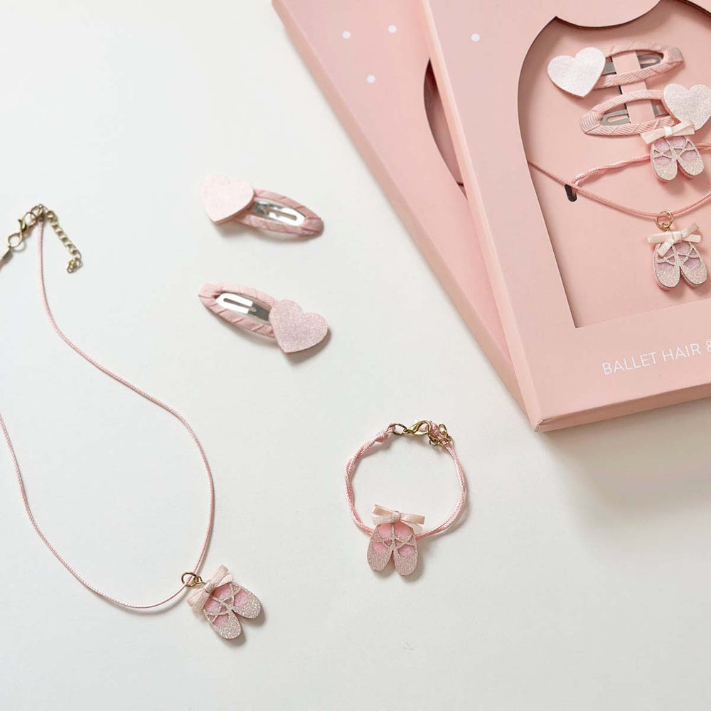 Voor echte ballerina’s: Rockahula’s ballet haar en sieraden set! De set bestaat uit een armband, ketting en twee haarspeldjes in de kleur roze met lieve balletschoentjes bedeltjes en glitterdetails. VanZus