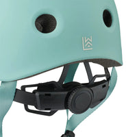 Veiligheid en stijl gaan hand in hand met deze toffe fietshelm in de kleur ice blue van het merk Liewood. Deze helm is ontworpen om niet alleen bescherming te bieden tijdens avontuurlijke fietstochten, maar ook om er stijlvol uit te zien tijdens het fietsen! VanZus