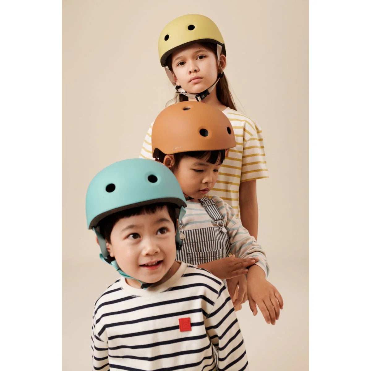 Veiligheid en stijl gaan hand in hand met deze toffe fietshelm in de kleur ice blue van het merk Liewood. Deze helm is ontworpen om niet alleen bescherming te bieden tijdens avontuurlijke fietstochten, maar ook om er stijlvol uit te zien tijdens het fietsen! VanZus