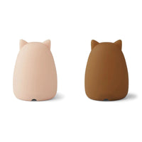 De Liewood callie nachtlampjes 2-pack cat rose/golden caramel is een super leuke set met twee schattige nachtlampjes. Deze leuke nachtlampjes zorgen ervoor dat jouw kindje heerlijk kan slapen. VanZus.