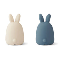 De Liewood callie nachtlampjes 2-pack rabbit sandy/stormy blue is een super leuke set met twee schattige nachtlampjes. Deze leuke nachtlampjes zorgen ervoor dat jouw kindje heerlijk kan slapen. VanZus.