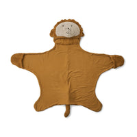 Met de frey verkleedcape leeuw golden caramel van Liewood is verkleden een makkie. Jouw kindje kan zonder hulp van jou zich met deze verkleedkleding zo omtoveren tot een leeuw. Zacht materiaal in de afmeting 65x120 cm. VanZus
