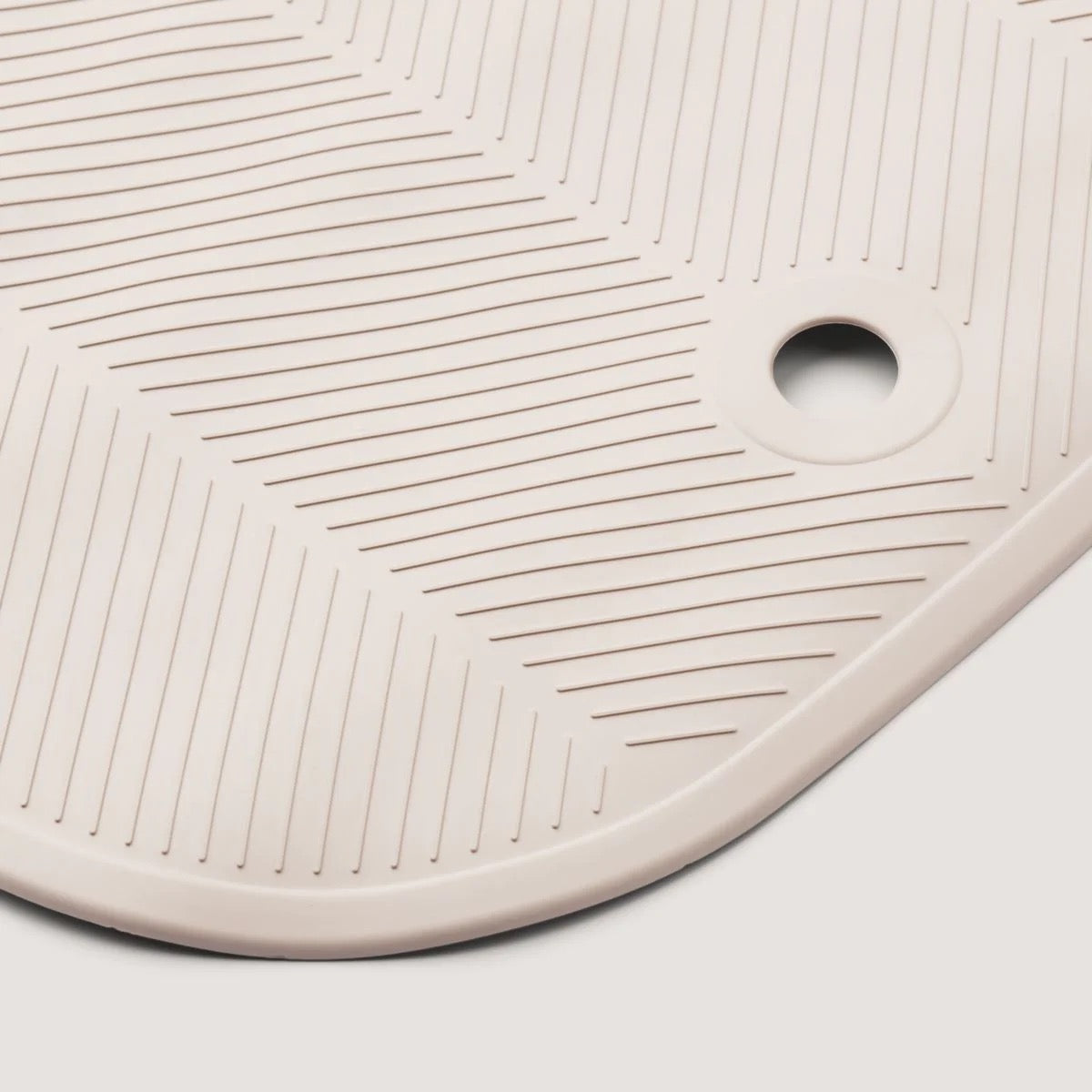De Liewood badmat sandy is het perfecte accessoire voor in de badkamer. Dankzij deze badmat heb je warme voetjes en glijd je niet uit wanneer je uit bad stapt. Uiteraard kun je de mat ook in de douche gebruiken. VanZus.