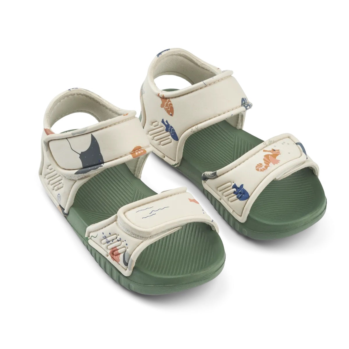 De Liewood blumer sandalen sea creature/sandy zijn hele fijne sandalen voor je kleintje voor tijdens de warme zomerdagen. Deze sandalen lopen heerlijk want ze zijn licht van gewicht en flexibel. VanZus.