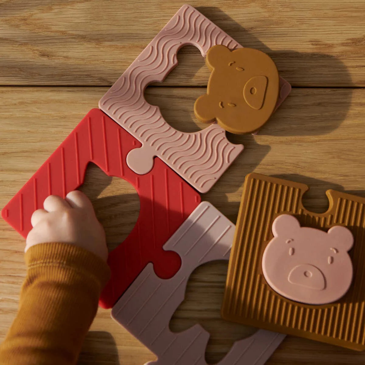 Verbind de juiste stukjes aan elkaar met de puzzel bodil rose van Liewood. Stimuleert de hand- oogcoördinatie en helpt bij het herkennen van vormen & kleuren. 4 stukjes, 100% siliconen en vrolijke prints. VanZus