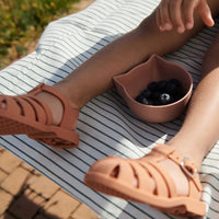 De Liewood bre sandalen dark rose zijn de perfecte sandalen voor een dagje strand of lekker spelen bij het meer of de rivier tijdens de vakantie in Frankrijk. De waterschoenen zijn er in veel aantrekkelijke kleuren! VanZus.