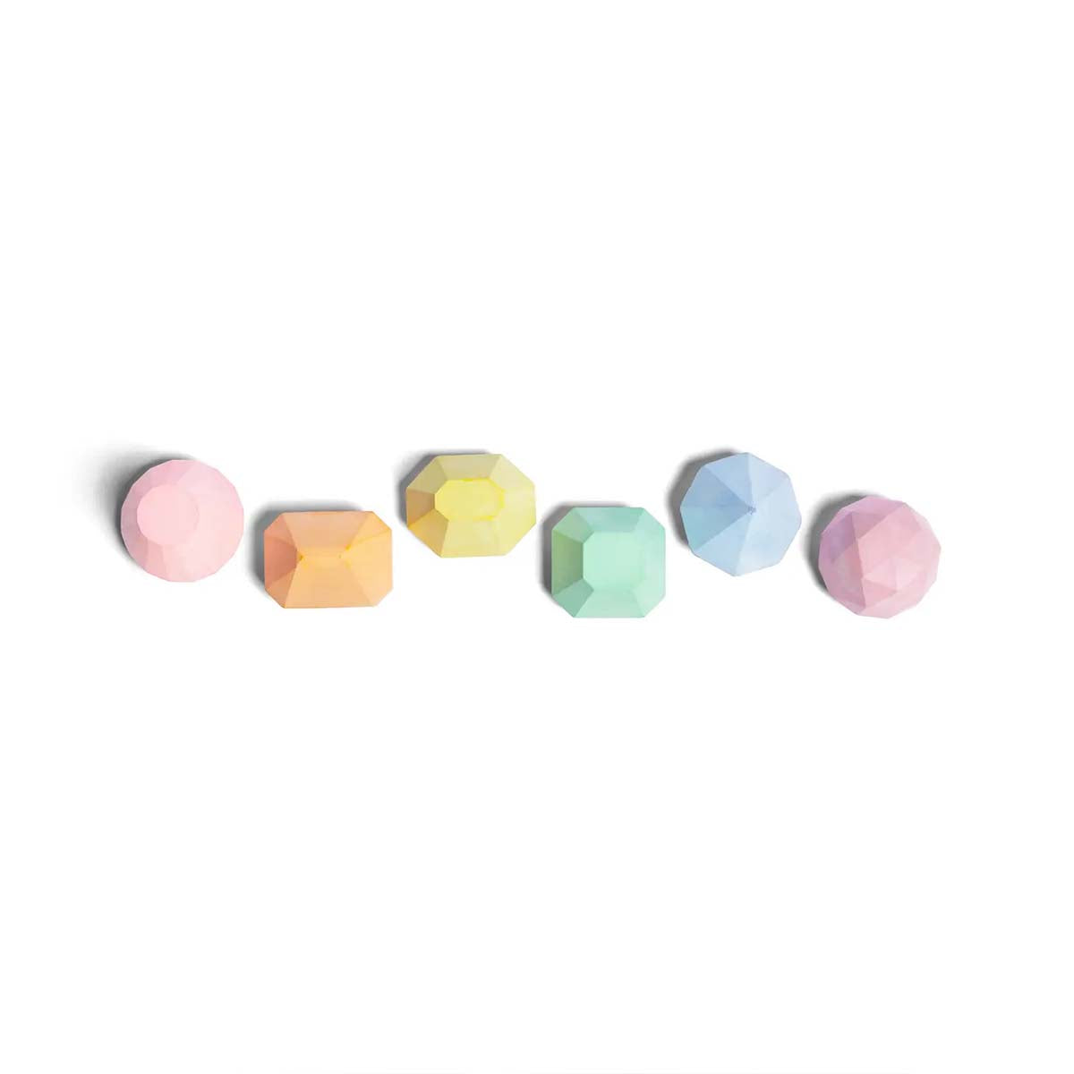 Stoepkrijten is dubbel zo leuk met deze stoepkrijt edelstenen van het merk TWEE. Deze set bestaat uit 12 stoepkrijten in de vorm van edelstenen en allemaal hebben ze een prachtige pastelkleur! VanZus