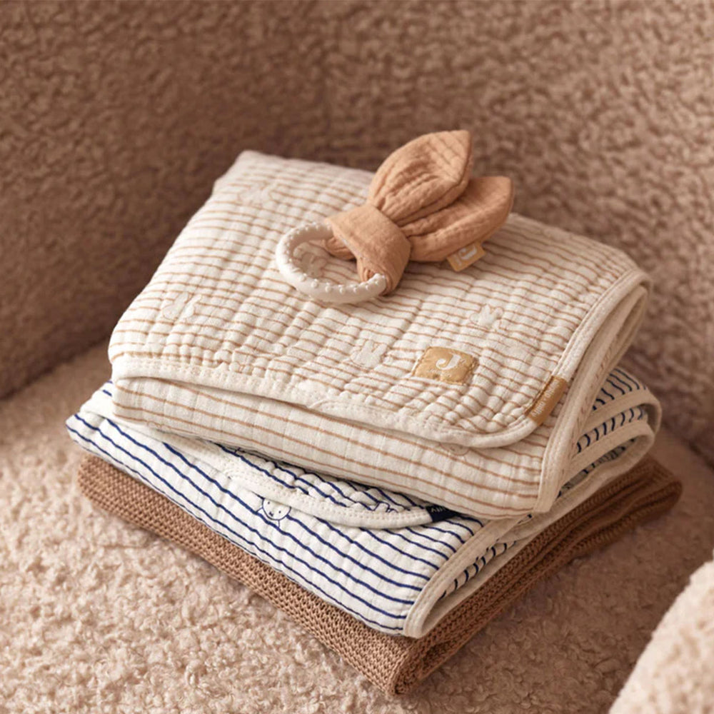 Heerlijk zacht én schattig: de deken hydrofiel van Jollein in de variant miffy stripe biscuit. Afmeting 75x100 cm. Te gebruiken in de wieg, kinderwagen of als wikkeldeken. VanZus