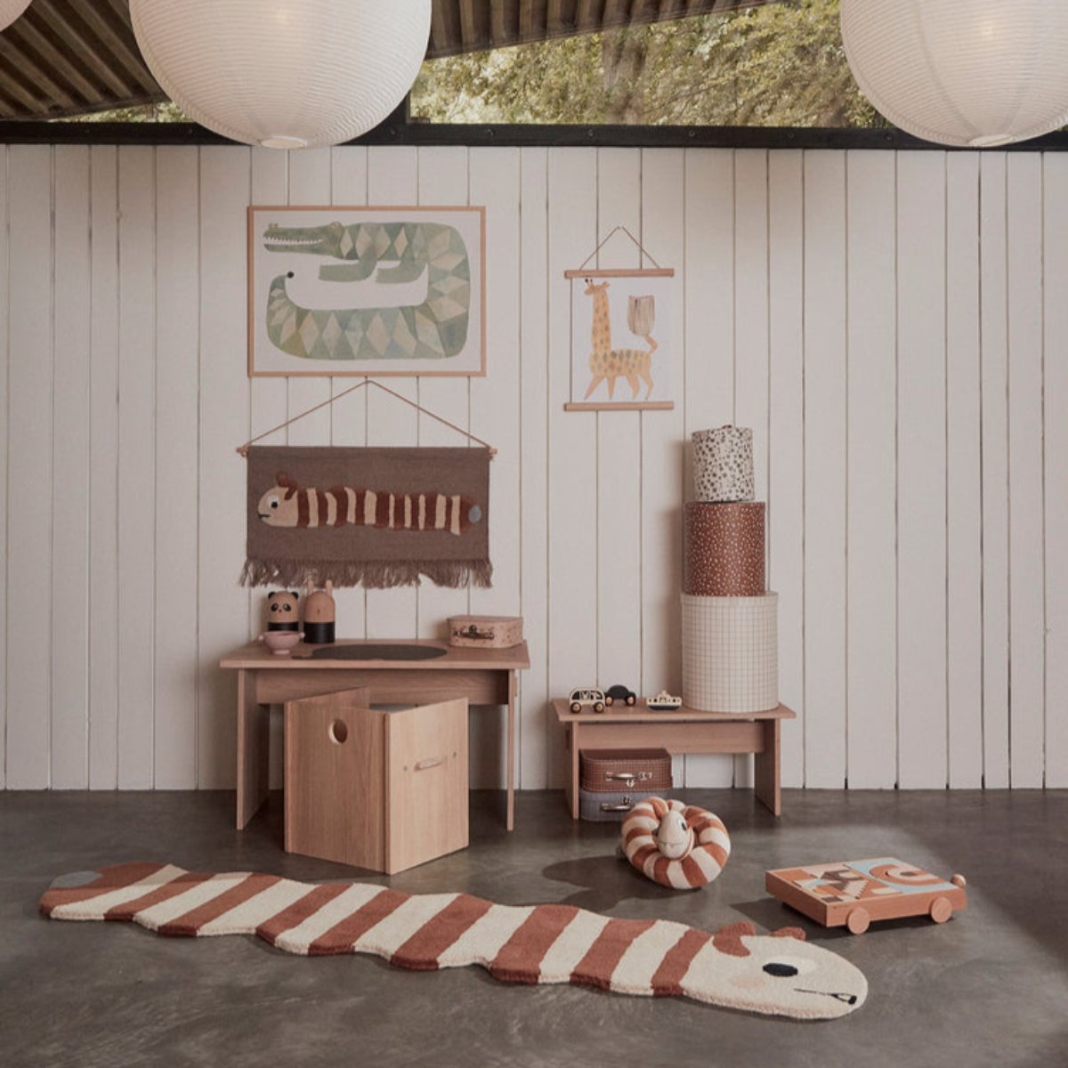 De arca bank in de kleur naturel van OYOY MINI is speciaal ontworpen voor kinderen en combineert duurzaamheid met functionaliteit. Het tijdloze design is geïnspireerd op de kindertijd en past perfect in een kinder- of speelkamer. VanZus