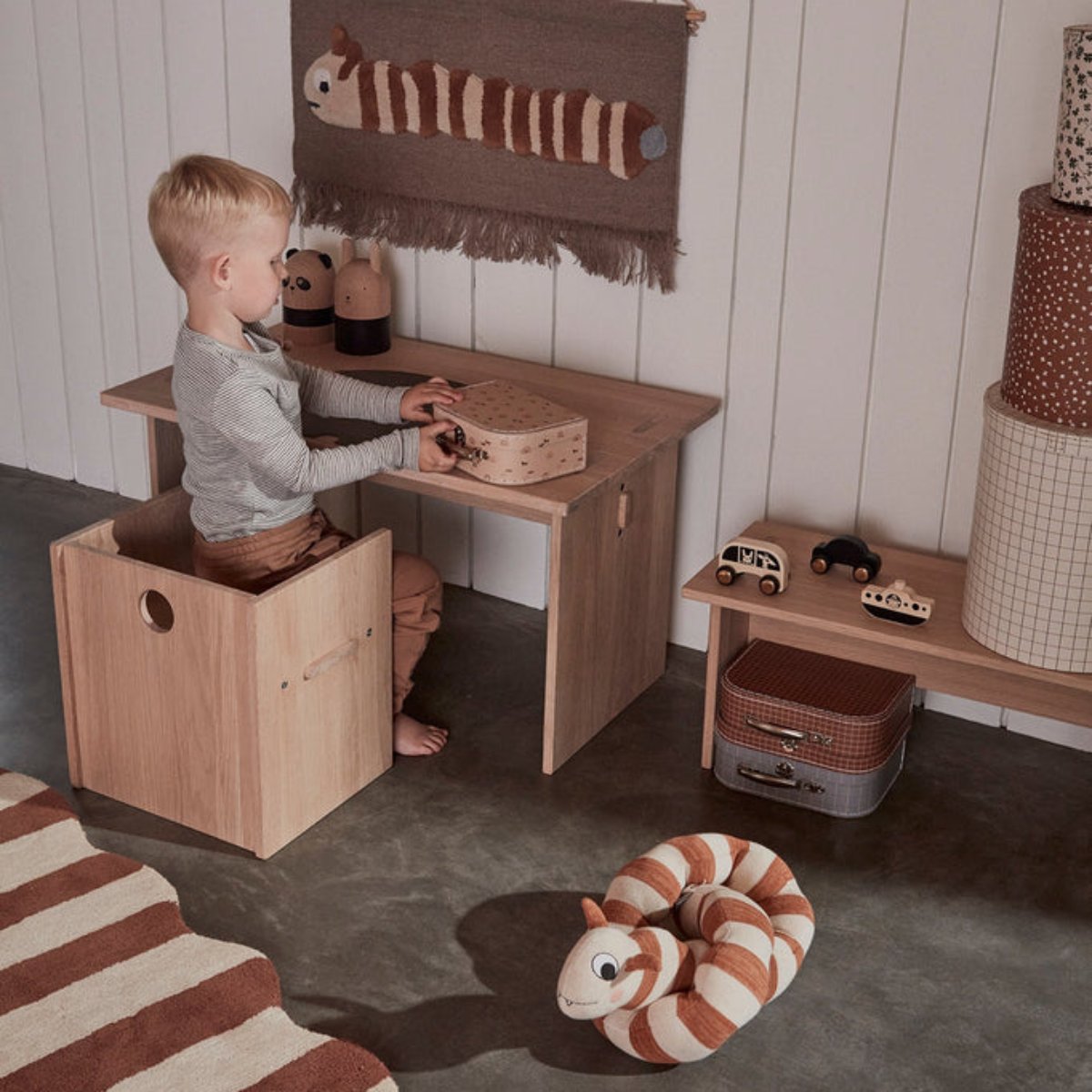 De arca bank in de kleur naturel van OYOY MINI is speciaal ontworpen voor kinderen en combineert duurzaamheid met functionaliteit. Het tijdloze design is geïnspireerd op de kindertijd en past perfect in een kinder- of speelkamer. VanZus