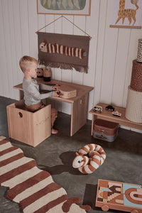 De arca bank in de kleur naturel van OYOY MINI is speciaal ontworpen voor kinderen en combineert duurzaamheid met functionaliteit. Het tijdloze design is geïnspireerd op de kindertijd en past perfect in een kinder- of speelkamer. VanZus