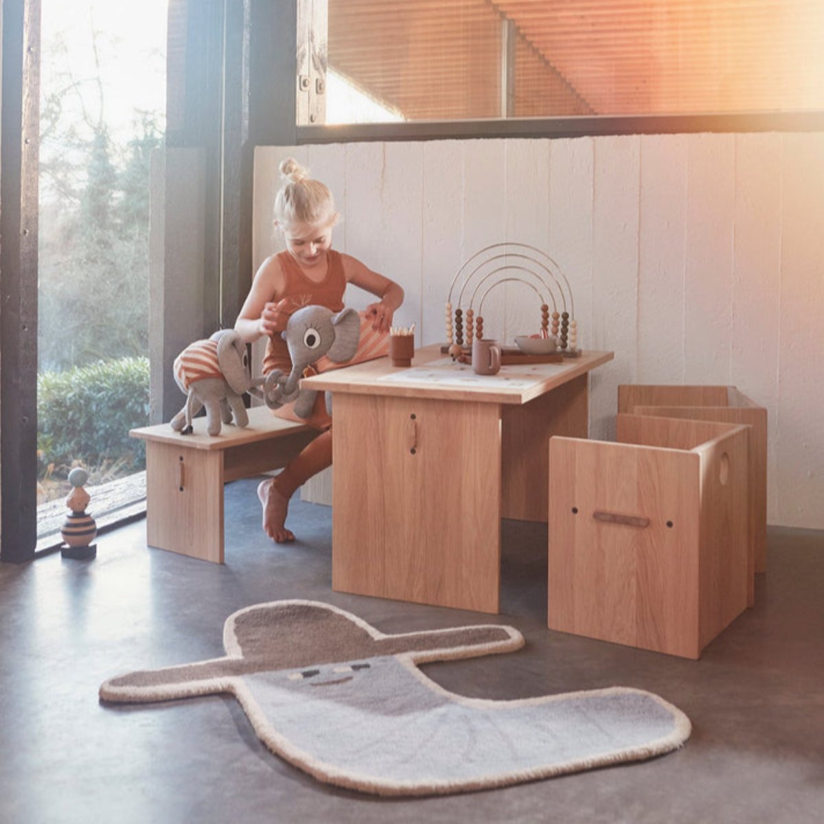 De arca bank in de kleur naturel van OYOY MINI is speciaal ontworpen voor kinderen en combineert duurzaamheid met functionaliteit. Het tijdloze design is geïnspireerd op de kindertijd en past perfect in een kinder- of speelkamer. VanZus