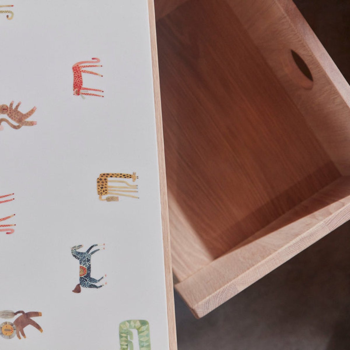 De arca stoel in de kleur natuur van OYOY MINI is speciaal ontworpen voor kinderen en combineert duurzaamheid met functionaliteit. Het tijdloze design is geïnspireerd op de kindertijd en past perfect in een kinder- of speelkamer. VanZus