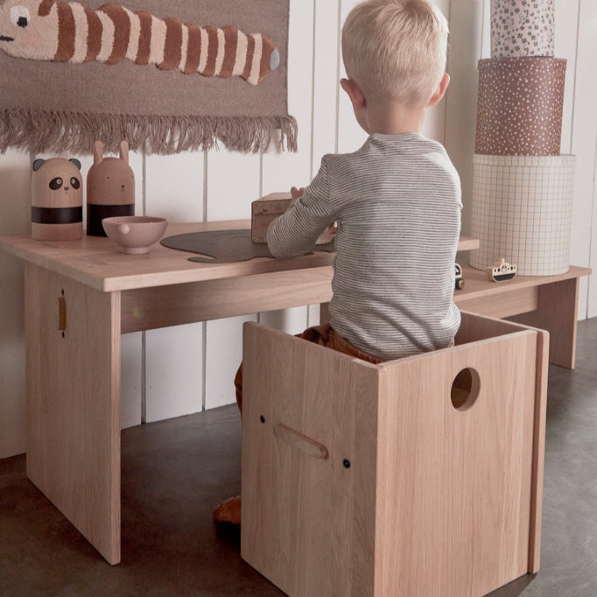 De arca stoel in de kleur natuur van OYOY MINI is speciaal ontworpen voor kinderen en combineert duurzaamheid met functionaliteit. Het tijdloze design is geïnspireerd op de kindertijd en past perfect in een kinder- of speelkamer. VanZus