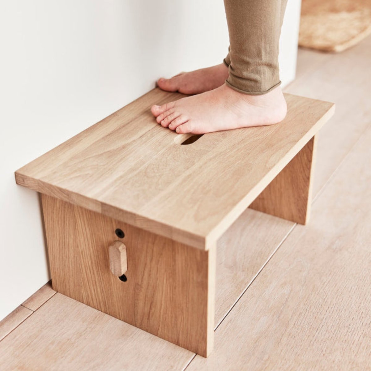 De arca kruk in de kleur naturel van OYOY MINI is speciaal ontworpen voor kinderen en combineert duurzaamheid met functionaliteit. Het tijdloze design is geïnspireerd op de kindertijd en past perfect in een kinder- of speelkamer. VanZus