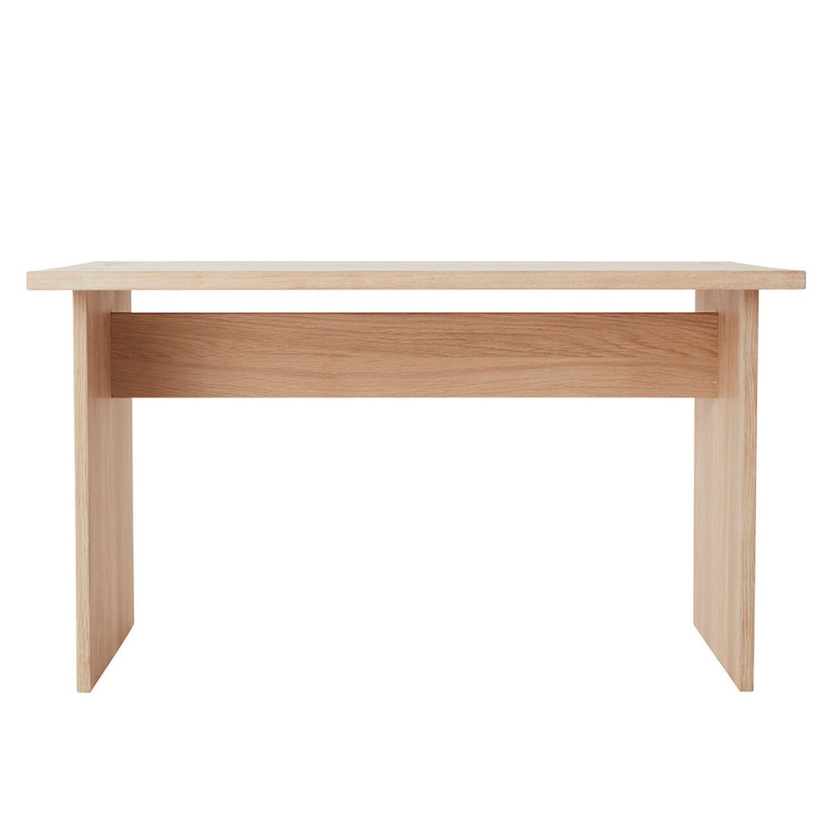 De arca tafel in de kleur naturel van OYOY MINI is speciaal ontworpen voor kinderen en combineert duurzaamheid met functionaliteit. Het tijdloze design is geïnspireerd op de kindertijd en past perfect in een kinder- of speelkamer.  VanZus