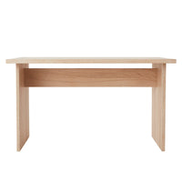 De arca tafel in de kleur naturel van OYOY MINI is speciaal ontworpen voor kinderen en combineert duurzaamheid met functionaliteit. Het tijdloze design is geïnspireerd op de kindertijd en past perfect in een kinder- of speelkamer.  VanZus